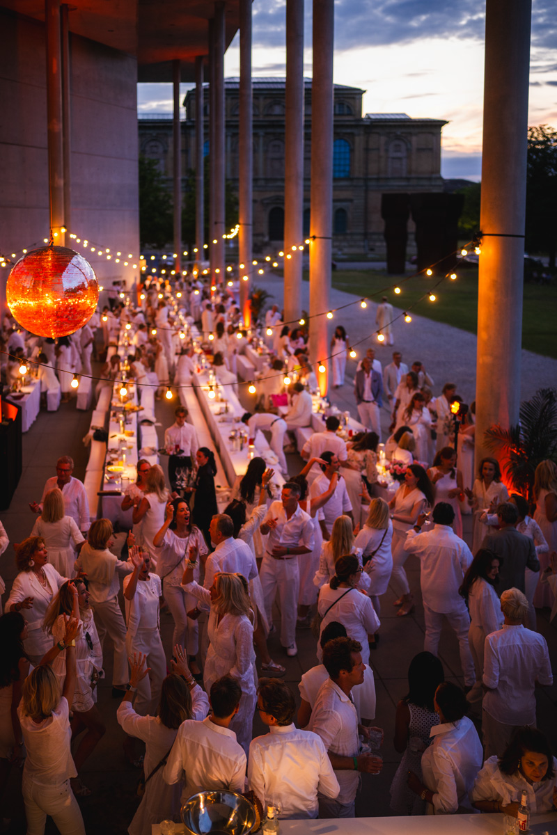 eventfotografie-muenchen-diner-en-blanc-pinakothek-der-moderne-abendstimmung