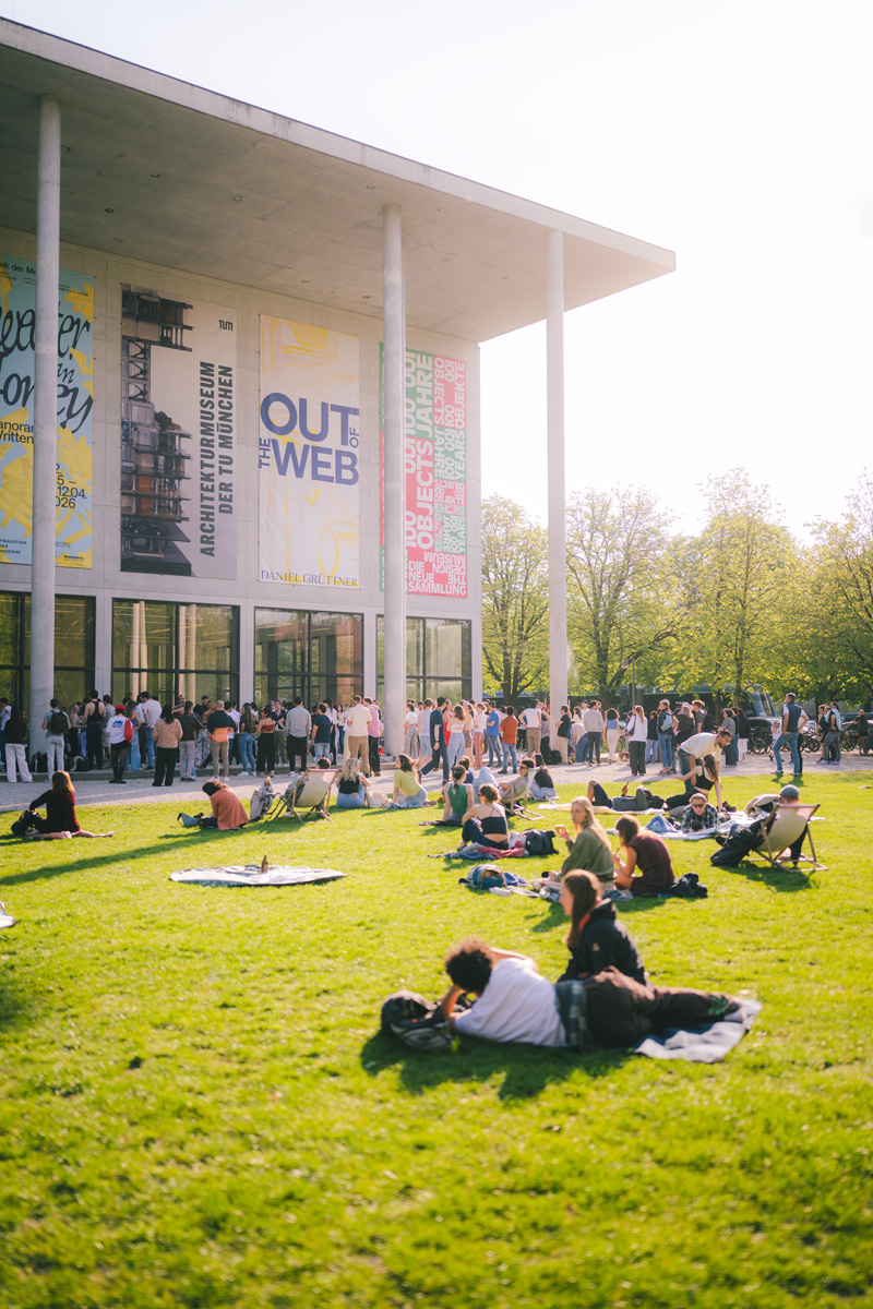 Gäste tanzen bei einem Event an der Pinakothek der Moderne in München