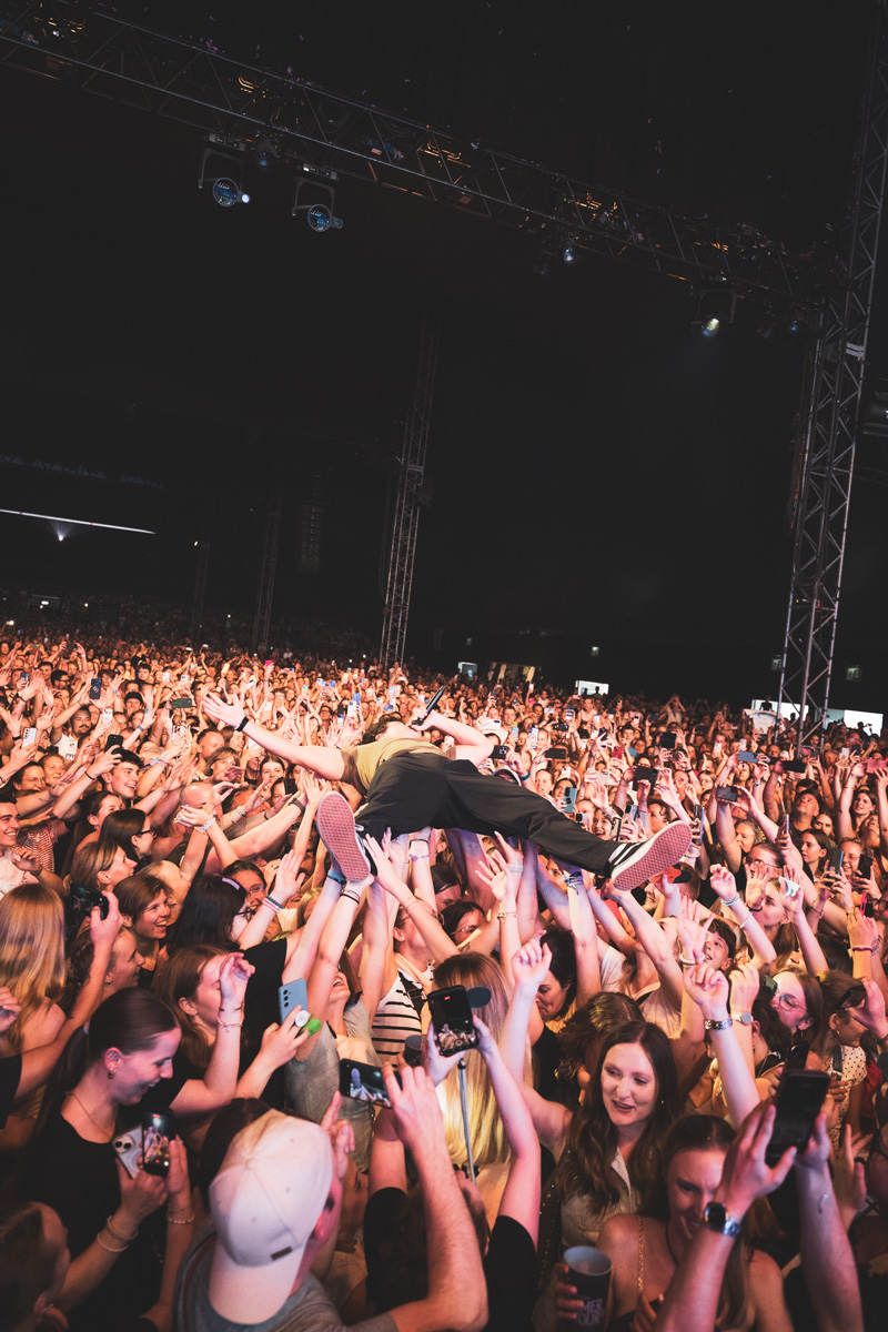 Crowdsurfing beim Konzert von Wincent Weiss auf dem Tollwood Festival München