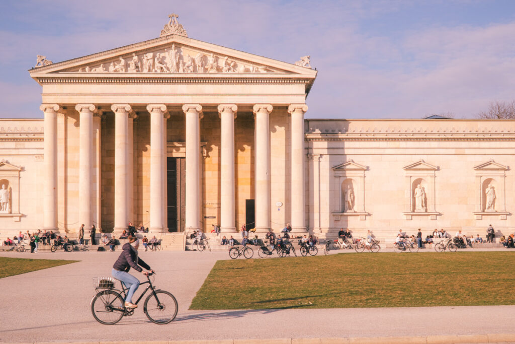 Königsplatz in München mit Radfahrer