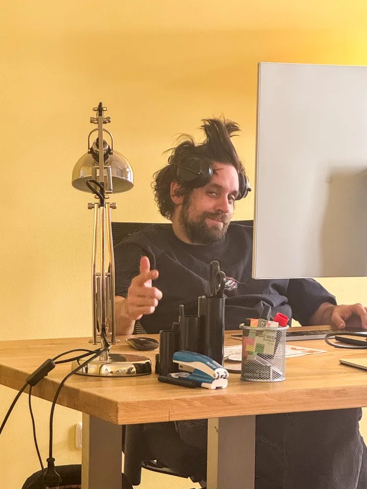Fotograf Alex Scharf plant ein Bildkonzept am Schreibtisch