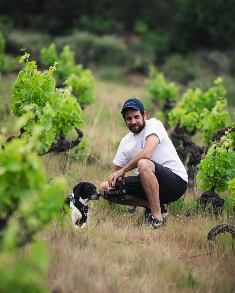 Fotograf Alex Scharf beim Shooting im Weinberg