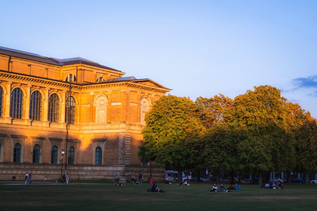 Alte Pinakothek im Kunstareal München im Herbstlicht
